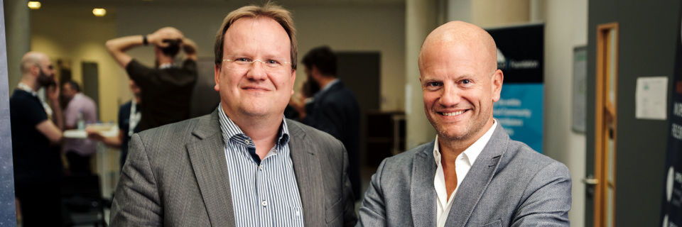 Holger Dyroff (links) und Tobias Gerlinger (rechts) sprechen über Georeplikation und performante Rennsäue. Holger Dyroff (links) und Tobias Gerlinger (rechts) sprechen über Georeplikation und performante Rennsäue.
