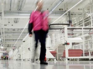 Breite Gänge für Menschen und fahrerlose Transportsysteme, weiße Maschinenkäfige, nicht allzu viele Menschen: So sieht es in der neuen Fabrik von Rittal aus Breite Gänge für Menschen und fahrerlose Transportsysteme, weiße Maschinenkäfige, nicht allzu viele Menschen: So sieht es in der neuen Fabrik von Rittal aus