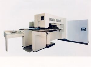 Die „TRUMATIC 180 LASERPRESS“ war 1979 die erste marktreife Lasermaschine von Trumpf. Die „TRUMATIC 180 LASERPRESS“ war 1979 die erste marktreife Lasermaschine von Trumpf.