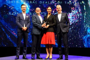 Die Preisverleihung (von links): Vertriebs- und Marketingdirektor Henrik Wilhelmsmeyer, Michael Schmidt mit Frau Veronica und Rolls-Royce-CEO Torsten Müller-Ötvös – zum Vergrößern bitte klicken. Die Preisverleihung (von links): Vertriebs- und Marketingdirektor Henrik Wilhelmsmeyer, Michael Schmidt mit Frau Veronica und Rolls-Royce-CEO Torsten Müller-Ötvös – zum Vergrößern bitte klicken.