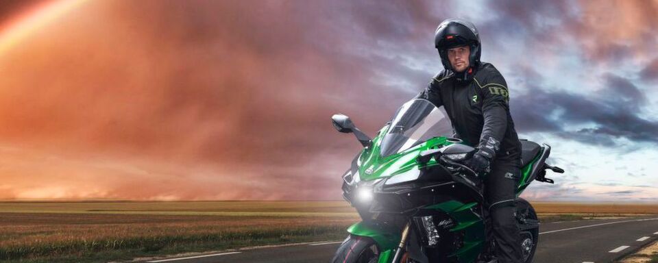 Auch im Sommer können ungeliebte Regenschauer die Motorradtour unterbrechen. Um Biker für solche Tage zu rüsten, hat Rukka den Anzug Stretch-Dry entwickelt. Auch im Sommer können ungeliebte Regenschauer die Motorradtour unterbrechen. Um Biker für solche Tage zu rüsten, hat Rukka den Anzug Stretch-Dry entwickelt.