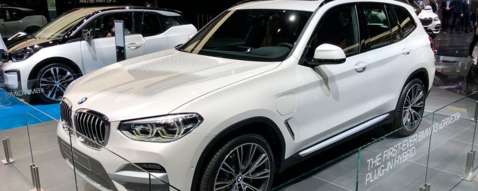 Auf dem Genfer Autosalon hat BMW den X3 als xDrive30e vorgestellt, der bis zu 50 Kilometer schaffen soll, ohne einen Tropfen Benzin zu verbrauchen. Auf dem Genfer Autosalon hat BMW den X3 als xDrive30e vorgestellt, der bis zu 50 Kilometer schaffen soll, ohne einen Tropfen Benzin zu verbrauchen.