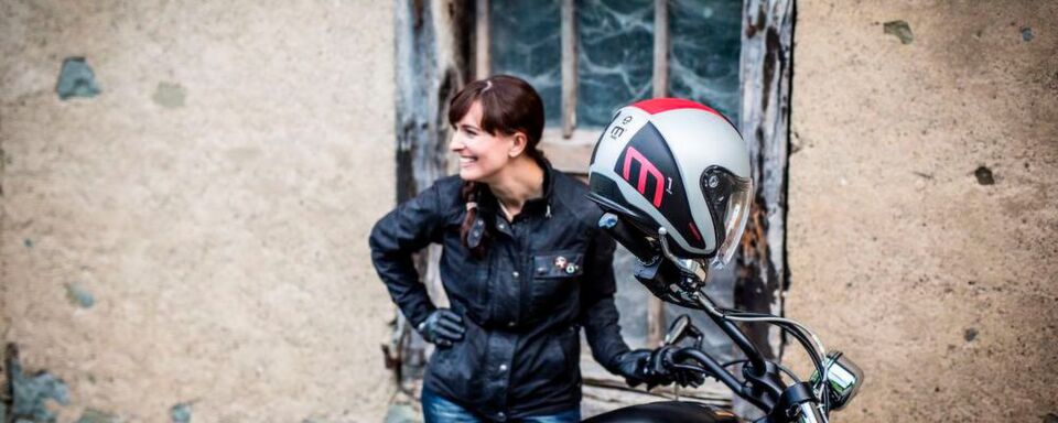 Der Hersteller will diesen Jethelm der neuen Generation mit allen Features ausgestattet haben, die das Fahren mit einem Open-Face-Helm zum Genuss machen – mit und ohne Visier. Der Hersteller will diesen Jethelm der neuen Generation mit allen Features ausgestattet haben, die das Fahren mit einem Open-Face-Helm zum Genuss machen – mit und ohne Visier.