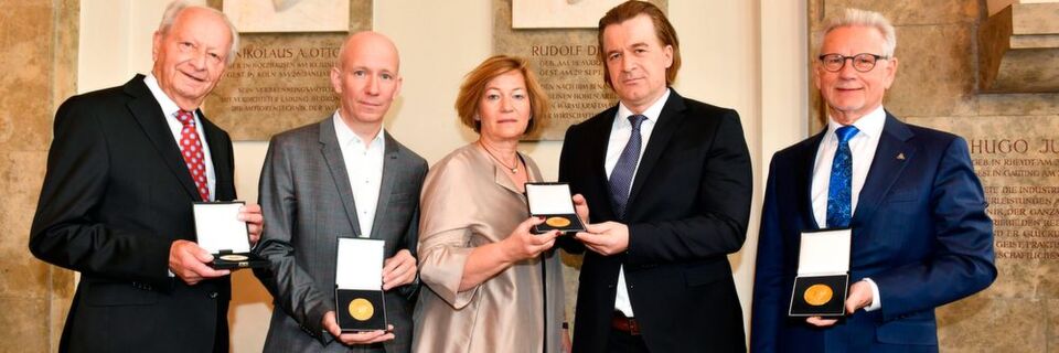 Dr. Manfred Wittenstein hat die Dieselmedaille 2019 in der Kategorie „Nachhaltigste Innovationsleistung“ erhalten. Im Bild mit den Preisträgern der anderen Kategorien: Klaus Eisert (Phoenix Contact GmbH & Co. KG, "Erfolgreichste Innovationsleistung"), Martin Verg (GEOlino, Gruner + Jahr GmbH, "Beste Medienkommunikation"), Stefanie Herrmann und Thorsten Rudolph (AZO Anwendungszentrum GmbH Oberpfaffenhofen, "Beste Innovationsförderung"). Dr. Manfred Wittenstein hat die Dieselmedaille 2019 in der Kategorie „Nachhaltigste Innovationsleistung“ erhalten. Im Bild mit den Preisträgern der anderen Kategorien: Klaus Eisert (Phoenix Contact GmbH & Co. KG, "Erfolgreichste Innovationsleistung"), Martin Verg (GEOlino, Gruner + Jahr GmbH, "Beste Medienkommunikation"), Stefanie Herrmann und Thorsten Rudolph (AZO Anwendungszentrum GmbH Oberpfaffenhofen, "Beste Innovationsförderung").