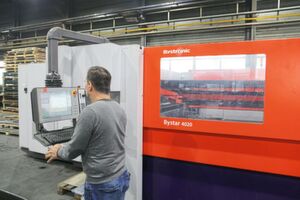 Adriano Macagnino, responsable de production, devant la machine à découper au laser, la Bystar 4020, d’une puissance de 6 kW de Bystronic. Adriano Macagnino, responsable de production, devant la machine à découper au laser, la Bystar 4020, d’une puissance de 6 kW de Bystronic.