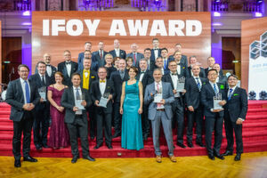 Die IFOY-Award-Gewinner, umrahmt von Laudatoren, Juroren und Vertretern der Politik, beim Gruppenbild im großen Festsaal der Wiener Hofburg. Die IFOY-Award-Gewinner, umrahmt von Laudatoren, Juroren und Vertretern der Politik, beim Gruppenbild im großen Festsaal der Wiener Hofburg.