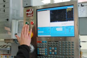 Eine CNC Maschine ist eine mittels Computer gesteuerte Maschine, welche in der Lage ist anhand vorher gemachter Vorgaben Werkstücke mit unterschiedlichen Werkzeugen und unter unterschiedlichen Parametern zu bearbeiten. Eine CNC Maschine ist eine mittels Computer gesteuerte Maschine, welche in der Lage ist anhand vorher gemachter Vorgaben Werkstücke mit unterschiedlichen Werkzeugen und unter unterschiedlichen Parametern zu bearbeiten.
