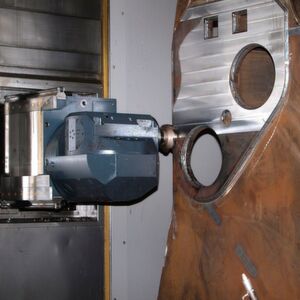 Moderne CNC Maschinen sind in der Lage alle relevanten Bearbeitungsvorgänge an einem Werkstück in mehreren Arbeitsschritten durchzuführen. Moderne CNC Maschinen sind in der Lage alle relevanten Bearbeitungsvorgänge an einem Werkstück in mehreren Arbeitsschritten durchzuführen.