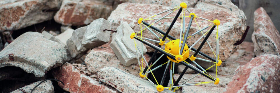 Squishy Roboter können als Ersthelfer Katastrophengebiete erkunden – ohne dabei Menschenleben zu gefährden – da sie von einem aus Hubschraubern sicher und unbeschadet am Einsatzort landen können. Squishy Roboter können als Ersthelfer Katastrophengebiete erkunden – ohne dabei Menschenleben zu gefährden – da sie von einem aus Hubschraubern sicher und unbeschadet am Einsatzort landen können.