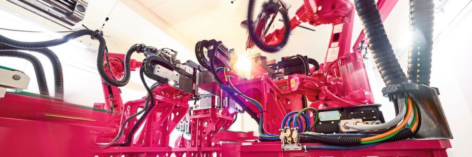 Hochautomatisiert und vernetzt: Schweißroboter im neuen Rittal-Werk Haiger. Hochautomatisiert und vernetzt: Schweißroboter im neuen Rittal-Werk Haiger.
