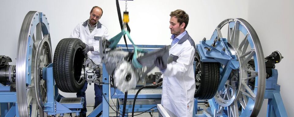In München haben die Bertrandt-Ingenieure einen Prüfstand für die Parkbremsen von Elektrofahrzeugen entwickelt und gebaut. In München haben die Bertrandt-Ingenieure einen Prüfstand für die Parkbremsen von Elektrofahrzeugen entwickelt und gebaut.