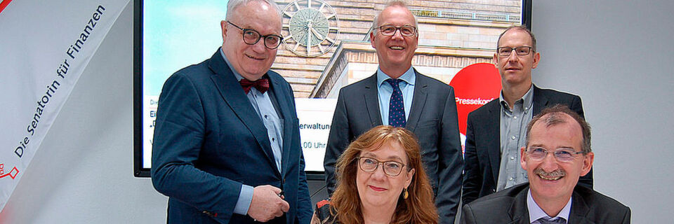Freuen sich über die Stiftungsprofessur: Karoline Linnert und Johann Bizer (sitzend) Henning Lühr, Bernd Scholz-Reiter und Andreas Breiter (stehend, von links) Freuen sich über die Stiftungsprofessur: Karoline Linnert und Johann Bizer (sitzend) Henning Lühr, Bernd Scholz-Reiter und Andreas Breiter (stehend, von links)