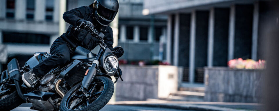 Husqvarnas 701 Supermoto Svartpilen eroberte sich in der Neuzulassungsstatistik 2019 im ersten Quartal mit 331 Einheiten bereits einen Platz unter den Top 25 der Modelle. Husqvarnas 701 Supermoto Svartpilen eroberte sich in der Neuzulassungsstatistik 2019 im ersten Quartal mit 331 Einheiten bereits einen Platz unter den Top 25 der Modelle.