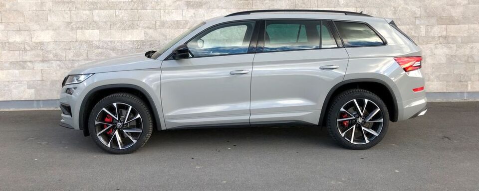 Der Kodiaq RS ist das erste Power-SUV von Skoda. Wir haben das Dickschiff in einem unauffälligen Stahl-Grau und auf 20-Zoll Leichtmetallfelgen getestet. Der Kodiaq RS ist das erste Power-SUV von Skoda. Wir haben das Dickschiff in einem unauffälligen Stahl-Grau und auf 20-Zoll Leichtmetallfelgen getestet.