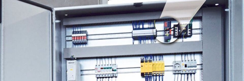 Dieser Schaltschrank kommt in der Automobilindustrie zum Einsatz und übernimmt dort die Steuerung einer Schweißanlage. Mit an Bord: Ein Ewon Cosy VPN-Fernwartungsrouter – im Zusammenspiel mit einer SPS von Siemens. Dieser Schaltschrank kommt in der Automobilindustrie zum Einsatz und übernimmt dort die Steuerung einer Schweißanlage. Mit an Bord: Ein Ewon Cosy VPN-Fernwartungsrouter – im Zusammenspiel mit einer SPS von Siemens.