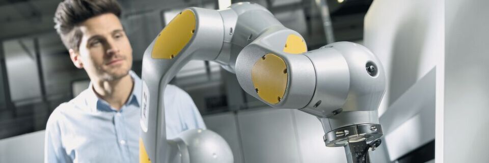 Teamwork: In Wertschöpfungsketten arbeiten Roboter und Mensch künftig buchstäblich Hand in Hand. Teamwork: In Wertschöpfungsketten arbeiten Roboter und Mensch künftig buchstäblich Hand in Hand.