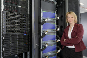Dr. Marlene Bamberg vor dem Deep-Est-Prototyp am JSC. Dr. Marlene Bamberg vor dem Deep-Est-Prototyp am JSC.