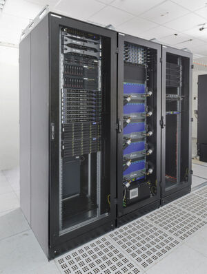 Der „Deep-Est“-Prototyp am JSC: Das Cluster-Modul besteht aus 50 Rechenknoten, die mit je zwei Intel- Prozessoren „Scalable Xeon“ bestückt und über ein Mellanox EDR-Infiniband Hochgeschwindigkeitsnetzwerk miteinander verbunden sind. Bis Jahresende sollen zwei weitere Module für paralleles Rechnen und Datenanalyse folgen. Gut erkennbar: die Flüssigkühlung von Megware. Der „Deep-Est“-Prototyp am JSC: Das Cluster-Modul besteht aus 50 Rechenknoten, die mit je zwei Intel- Prozessoren „Scalable Xeon“ bestückt und über ein Mellanox EDR-Infiniband Hochgeschwindigkeitsnetzwerk miteinander verbunden sind. Bis Jahresende sollen zwei weitere Module für paralleles Rechnen und Datenanalyse folgen. Gut erkennbar: die Flüssigkühlung von Megware.