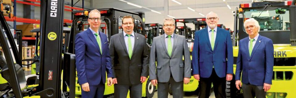 Neuaufstellung bei Clark Europe (v.l.): Stefan Budweit (Director Sales & Marketing), Andreas Krause (COO), Rolf Eiten (President & CEO), Markus Jöckel (Director Parts Sales & Truck Admin) und Klaus Drentscher (Director Technical Support). Neuaufstellung bei Clark Europe (v.l.): Stefan Budweit (Director Sales & Marketing), Andreas Krause (COO), Rolf Eiten (President & CEO), Markus Jöckel (Director Parts Sales & Truck Admin) und Klaus Drentscher (Director Technical Support).