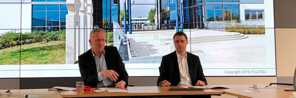 Rupert Lehner, Head of Central Europe (li. mit Pressesprecher Michael Erhard), skizziert den Weg, den Fujitsu in der DACH-Region künftig gehen will. Rupert Lehner, Head of Central Europe (li. mit Pressesprecher Michael Erhard), skizziert den Weg, den Fujitsu in der DACH-Region künftig gehen will.