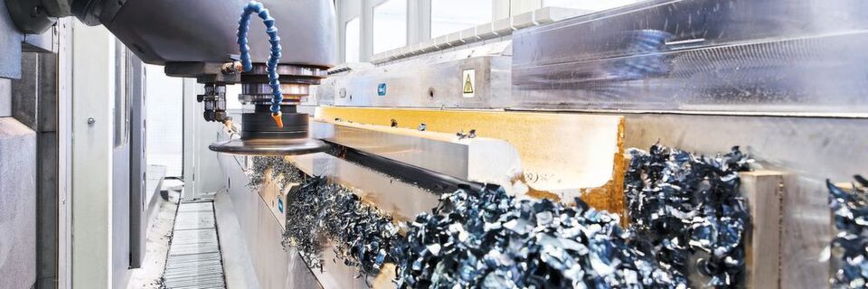 Beim Rillenfräsen werden an diesen Gleiselementen bis zu 35 mm Material mit einem Drehmoment von bis zu 1750 Nm in einem einzigen Span abgetragen. Beim Rillenfräsen werden an diesen Gleiselementen bis zu 35 mm Material mit einem Drehmoment von bis zu 1750 Nm in einem einzigen Span abgetragen.