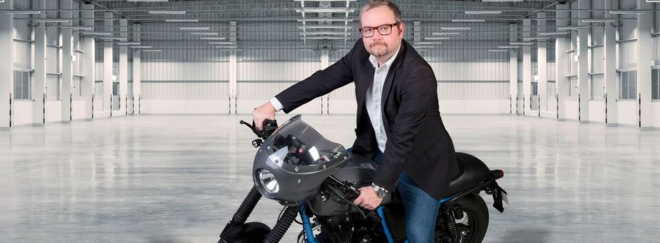 Christian Ott, Vertriebsleiter KSR Group: „Zum ersten Mal in der Unternehmensgeschichte peilen wir die Umsatzgrenze von 100 Millionen Euro an.“ Christian Ott, Vertriebsleiter KSR Group: „Zum ersten Mal in der Unternehmensgeschichte peilen wir die Umsatzgrenze von 100 Millionen Euro an.“