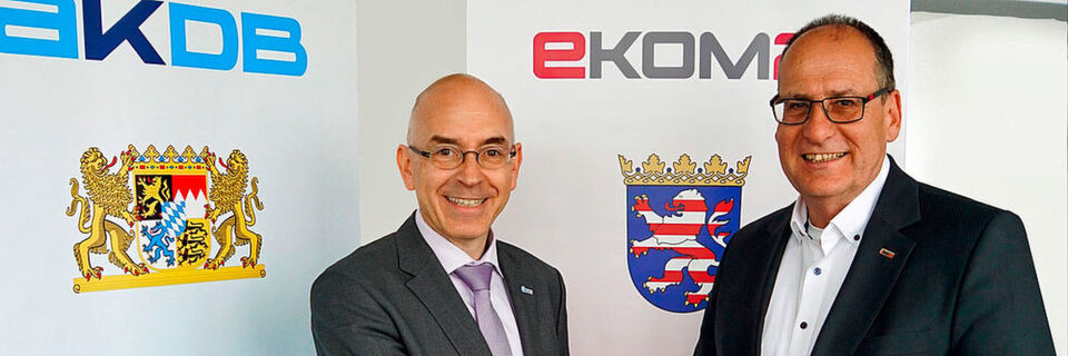 Das Foto zeigt (v.l.n.r.) Rudolf Schleyer, Vorstandsvorsitzender der AKDB, und Bertram Huke, Geschäftsführer der ekom21 Das Foto zeigt (v.l.n.r.) Rudolf Schleyer, Vorstandsvorsitzender der AKDB, und Bertram Huke, Geschäftsführer der ekom21