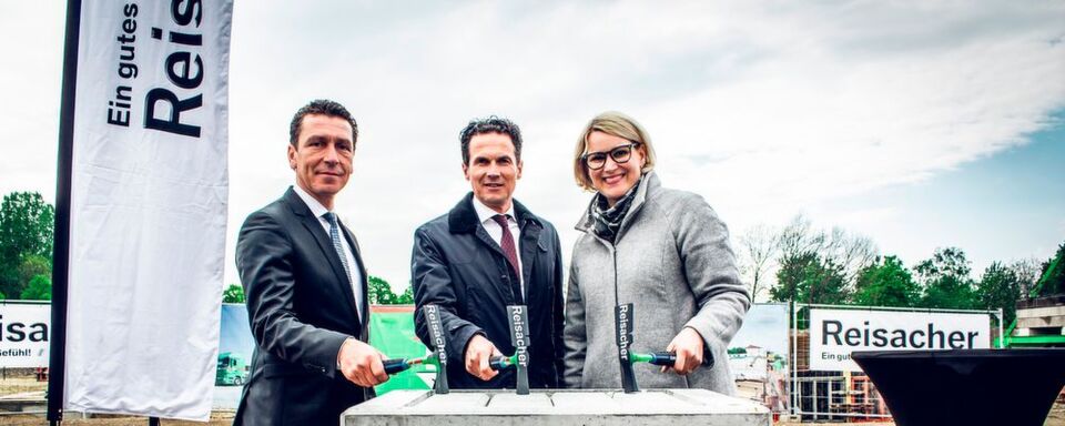 Dusan Plevnik (Geschäftsleiter Reisacher Augsburg), Peter Reisacher (Inhaber und Geschäftsführer), Eva Weber (zweite Bürgermeisterin Stadt Augsburg). Dusan Plevnik (Geschäftsleiter Reisacher Augsburg), Peter Reisacher (Inhaber und Geschäftsführer), Eva Weber (zweite Bürgermeisterin Stadt Augsburg).