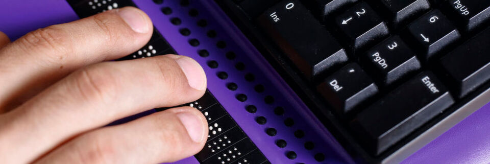 Hardware-seitig wird die Zugänglichkeit digitaler Inhalte durch spezielle Geräte gewährleistet, im Internet und bei Apps muss die Barrierefreiheit Software-seitig unterstützt werden. Hardware-seitig wird die Zugänglichkeit digitaler Inhalte durch spezielle Geräte gewährleistet, im Internet und bei Apps muss die Barrierefreiheit Software-seitig unterstützt werden.