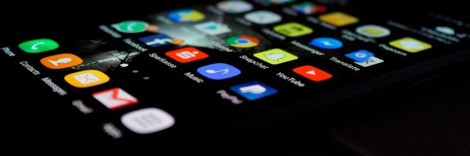 Als native App gilt eine mobile Anwendung, wenn sie für eine Plattform bzw. ein spezielles Betriebssystem eigens entwickelt wurde. Als native App gilt eine mobile Anwendung, wenn sie für eine Plattform bzw. ein spezielles Betriebssystem eigens entwickelt wurde.
