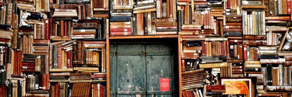 Wissen ist Macht – doch wenn sich dieses nur in den Köpfen der Mitarbeiter oder auf Papier befindet, können durch den Fachkräftemangel für Unternehmen schnell große Wissenslücken entstehen. Wissen ist Macht – doch wenn sich dieses nur in den Köpfen der Mitarbeiter oder auf Papier befindet, können durch den Fachkräftemangel für Unternehmen schnell große Wissenslücken entstehen.