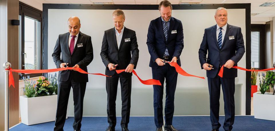 Feier Eröffnung: Shashi Shukla, Uwe Hotz, Fredrik Emilson, Gerhard Reiff (v.l.n.r) Feier Eröffnung: Shashi Shukla, Uwe Hotz, Fredrik Emilson, Gerhard Reiff (v.l.n.r)