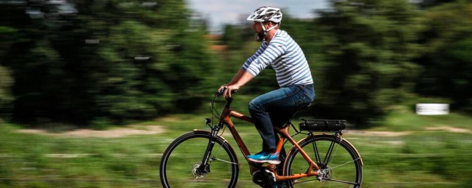 Pedelecs, die bis maximal 25 km/h unterstützen, sind rechtlich Fahrrädern gleichgestellt. Pedelecs, die bis maximal 25 km/h unterstützen, sind rechtlich Fahrrädern gleichgestellt.