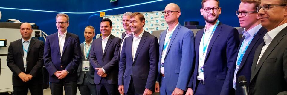 Der Ausbau der Kooperation wurde anlässlich der Erweiterung des Siemens Additive Manufacturing Experience Center (AMEC) in Erlangen um ein neues Polymer Competency Center bekannt gegeben, bei der HP zudem erstmals den neuen leistungsfähigen HP Jet Fusion 5200 3D-Drucker für den industriellen Einsatz vorgestellt hat. Der Ausbau der Kooperation wurde anlässlich der Erweiterung des Siemens Additive Manufacturing Experience Center (AMEC) in Erlangen um ein neues Polymer Competency Center bekannt gegeben, bei der HP zudem erstmals den neuen leistungsfähigen HP Jet Fusion 5200 3D-Drucker für den industriellen Einsatz vorgestellt hat.