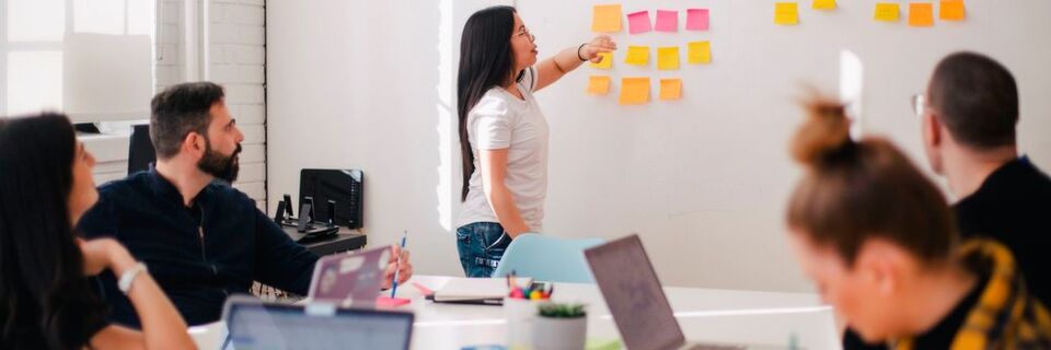 Teamwork kann durch gezielte Maßnahmen den Anforderungen der modernen Arbeitswelt gerecht werden. Teamwork kann durch gezielte Maßnahmen den Anforderungen der modernen Arbeitswelt gerecht werden.