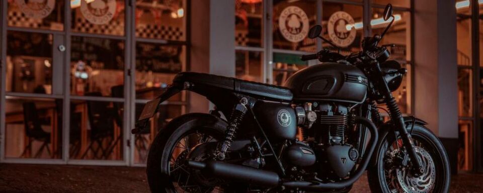 Die weltweit auf 1.300 Exemplare limitierte Bonneville T120 Ace ist weitgehend in Schwarz gehüllt. Die weltweit auf 1.300 Exemplare limitierte Bonneville T120 Ace ist weitgehend in Schwarz gehüllt.