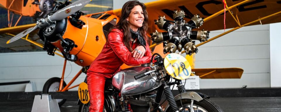 Chiara Aichele, Top 3-Platzierte beim »bike und business«-Award „Bike Woman of the year“ 2018, fungierte in Friedrichshafen als Motorradmodel und posierte mit ihrer Moto Parilla Jahrgang 1956. Chiara Aichele, Top 3-Platzierte beim »bike und business«-Award „Bike Woman of the year“ 2018, fungierte in Friedrichshafen als Motorradmodel und posierte mit ihrer Moto Parilla Jahrgang 1956.