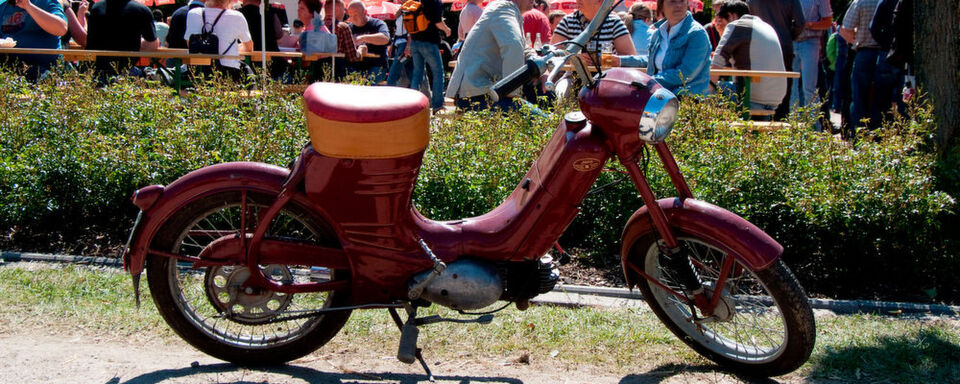 Der Fahrer dieses hierzulande recht seltenen, tschechischen Mopeds (Jawa 50 Pionyr, Baujahr 1958) genießt einen Ausflug zum Bockhorner Oldtimermarkt mit leckerem Erdbeerkuchen, reichlich Schlagsahne und dazu frisch gebrühten Kaffee. Der Fahrer dieses hierzulande recht seltenen, tschechischen Mopeds (Jawa 50 Pionyr, Baujahr 1958) genießt einen Ausflug zum Bockhorner Oldtimermarkt mit leckerem Erdbeerkuchen, reichlich Schlagsahne und dazu frisch gebrühten Kaffee.