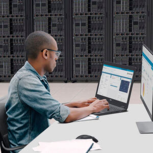 Bare-Metal-Fernwartung am Beispiel von Dell EMC: In jedem „Poweredge“-Server von Dell EMC steckt ein iDRAC (kurz für Integrated Dell Remote Access Controller) drin, ein Fernwartungs-Chip, der unabhängig vom Betriebssystem und dem Hypervisor arbeitet. Ein iDRAC lässt sich unter anderem via Dells Server-Administrationsanwendung „Open Manage“ via Netzwerk ansprechen. Bare-Metal-Fernwartung am Beispiel von Dell EMC: In jedem „Poweredge“-Server von Dell EMC steckt ein iDRAC (kurz für Integrated Dell Remote Access Controller) drin, ein Fernwartungs-Chip, der unabhängig vom Betriebssystem und dem Hypervisor arbeitet. Ein iDRAC lässt sich unter anderem via Dells Server-Administrationsanwendung „Open Manage“ via Netzwerk ansprechen.