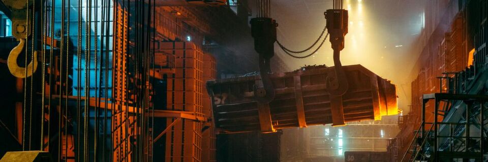 Industrie 4.0 ist gekennzeichnet von einer rasanten Verschmelzung von Technologien, die die Trennlinie zwischen physischer und virtueller Welt sukzessive auflöst. Industrie 4.0 ist gekennzeichnet von einer rasanten Verschmelzung von Technologien, die die Trennlinie zwischen physischer und virtueller Welt sukzessive auflöst.