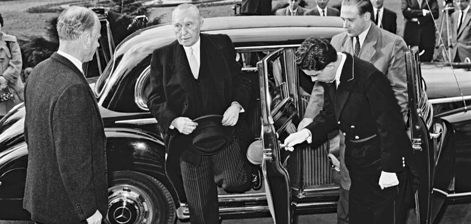 Konrad Adenauer mit dem sogenannten Adenauer-Mercedes 300. Konrad Adenauer mit dem sogenannten Adenauer-Mercedes 300.