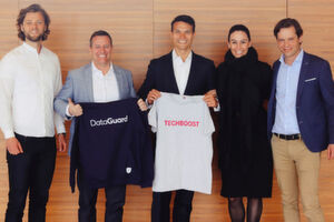 Über die Kooperation freuen sich (v.l.n.r.): Robin Westermann (Partner-Manager), Thomas Spreitzer (SVP Sales KMU, Marketing- und Partnervertrieb) und Matthias Schievelbusch (Leiter Startup-Kooperationen) von der Telekom sowie Sabina Hörmann (Key Account Manager) und Thomas Regier (Mitgründer und Geschäftsführer) von DataGuard. Über die Kooperation freuen sich (v.l.n.r.): Robin Westermann (Partner-Manager), Thomas Spreitzer (SVP Sales KMU, Marketing- und Partnervertrieb) und Matthias Schievelbusch (Leiter Startup-Kooperationen) von der Telekom sowie Sabina Hörmann (Key Account Manager) und Thomas Regier (Mitgründer und Geschäftsführer) von DataGuard.