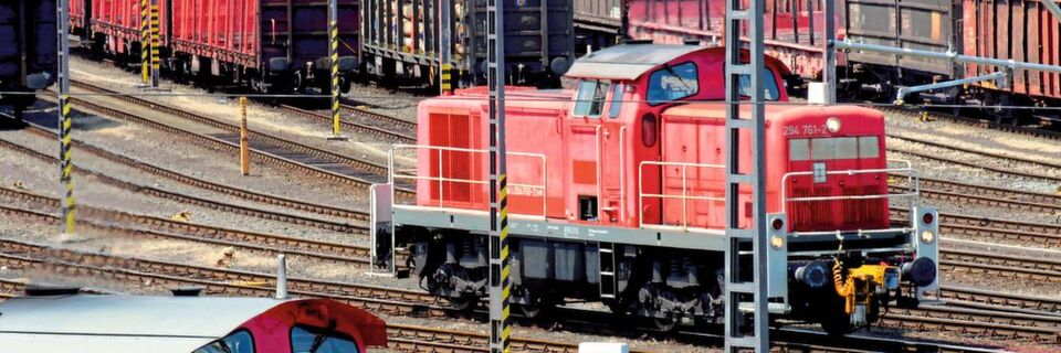 Zwei Lokomotiven der Baureihe 294, die gerade nicht auf ein Ersatzteil warten. Dazu trägt die Additive Fertigung wesentlich bei. Zwei Lokomotiven der Baureihe 294, die gerade nicht auf ein Ersatzteil warten. Dazu trägt die Additive Fertigung wesentlich bei.