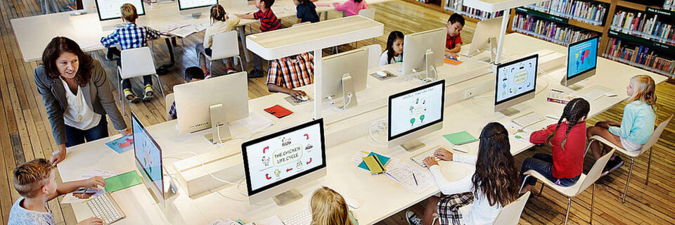 Das Gerangel um die Mittelverteilung zur Digitalisierung in den den Schulen hat begonnen. Es wird wohl noch dauern, bis Arbeitsmöglichkeiten wie im Bild, zum Standard werden Das Gerangel um die Mittelverteilung zur Digitalisierung in den den Schulen hat begonnen. Es wird wohl noch dauern, bis Arbeitsmöglichkeiten wie im Bild, zum Standard werden