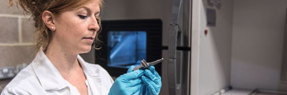 Siemens Berlin startete als Pionier mit dem 3D-Druck von kleinen Turbinenbauteilen aus Metall, um nun auch größere Objekte für den Einsatz im Brennerbereich anzugehen. Siemens Berlin startete als Pionier mit dem 3D-Druck von kleinen Turbinenbauteilen aus Metall, um nun auch größere Objekte für den Einsatz im Brennerbereich anzugehen.