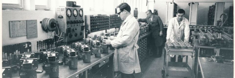 Als die Umsätze im Uhrensegment zurückgingen, stellte das Unternehmen seine Produktion um. 1954 wurden die ersten Doppelschneckengetriebe hergestellt. Als die Umsätze im Uhrensegment zurückgingen, stellte das Unternehmen seine Produktion um. 1954 wurden die ersten Doppelschneckengetriebe hergestellt.