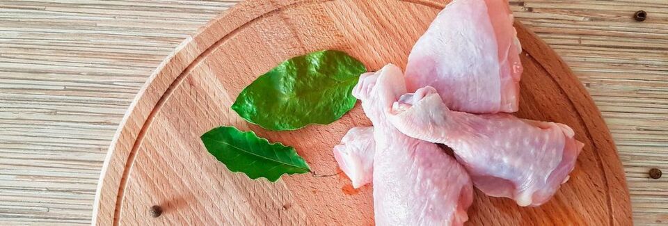 Rohes Geflügelfleisch ist häufig Träger von Krankheitserregern. (Symbollbild) Rohes Geflügelfleisch ist häufig Träger von Krankheitserregern. (Symbollbild)