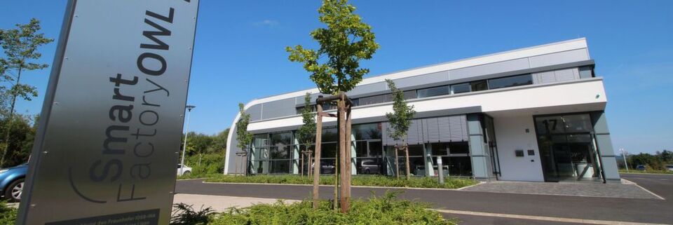 Die Smart Factory OWL ist das Real-Labor für Industrie 4.0 in Ostwestfalen-Lippe und bietet Unternehmen und Forschungseinrichtungen umfangreiche Dienstleistungen für die Entwicklung und Erprobung neuer Produkte und Technologien für die Fabrik der Zukunft an. Die Smart Factory OWL ist das Real-Labor für Industrie 4.0 in Ostwestfalen-Lippe und bietet Unternehmen und Forschungseinrichtungen umfangreiche Dienstleistungen für die Entwicklung und Erprobung neuer Produkte und Technologien für die Fabrik der Zukunft an.