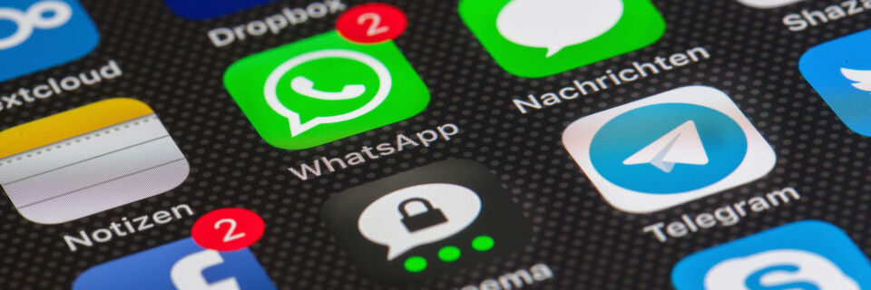 Experten haben eine kritische Sicherheitslücke in WhatsApp entdeckt, User sollten die App umgehend aktualisieren! Updates stehen für Android, iOS, Windows Phone und Tizen bereit. Experten haben eine kritische Sicherheitslücke in WhatsApp entdeckt, User sollten die App umgehend aktualisieren! Updates stehen für Android, iOS, Windows Phone und Tizen bereit.