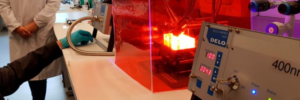Die Neuentwicklung kombiniert die Vorteile der Lichthärtung mit den Stärken von 2K-Epoxidharzklebstoffen. Die Neuentwicklung kombiniert die Vorteile der Lichthärtung mit den Stärken von 2K-Epoxidharzklebstoffen.
